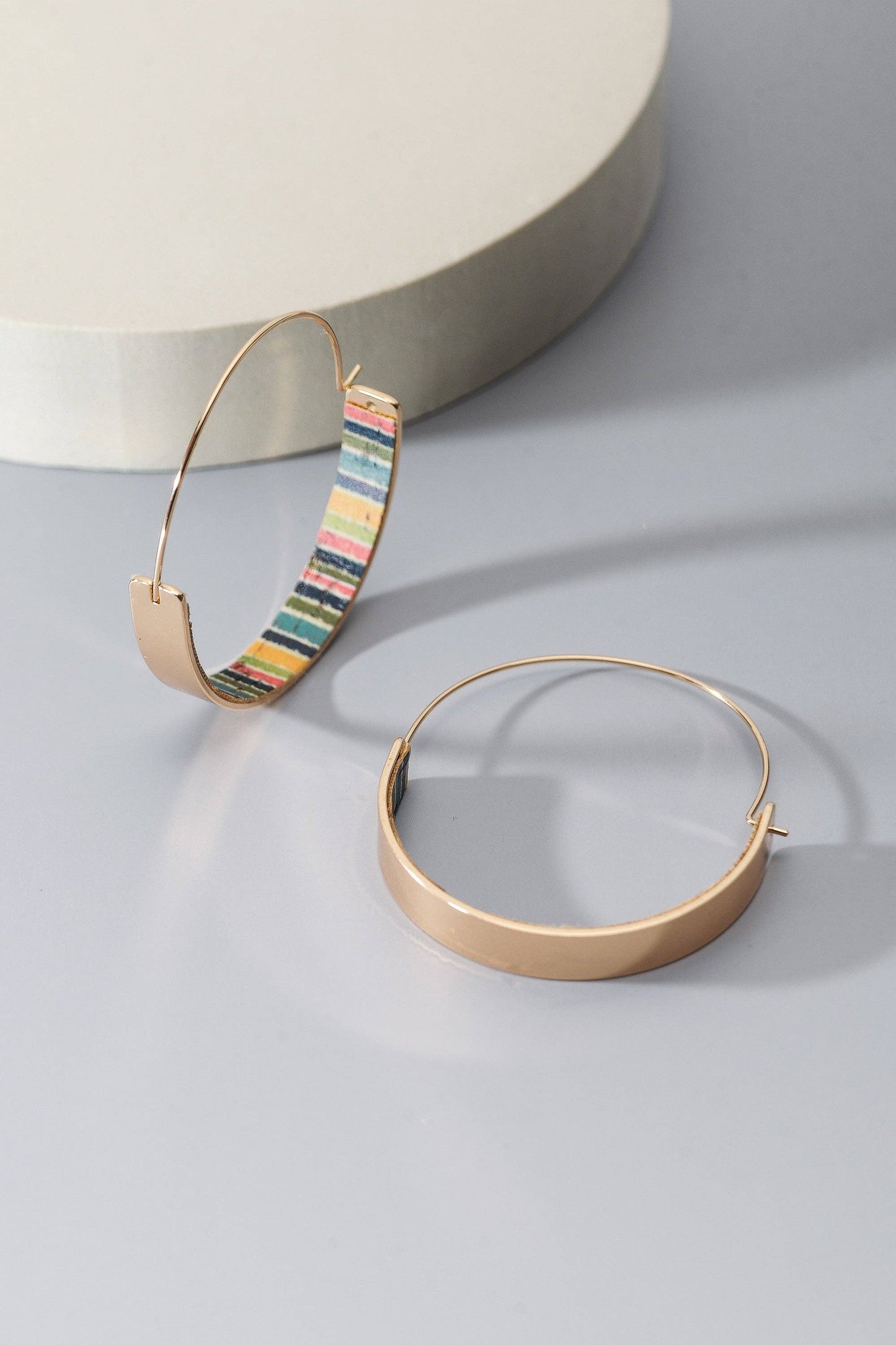 JOSSLYN by wall to wall - BRASS WIRE CORK PRINT HOOP EARRINGS | 10E3051250