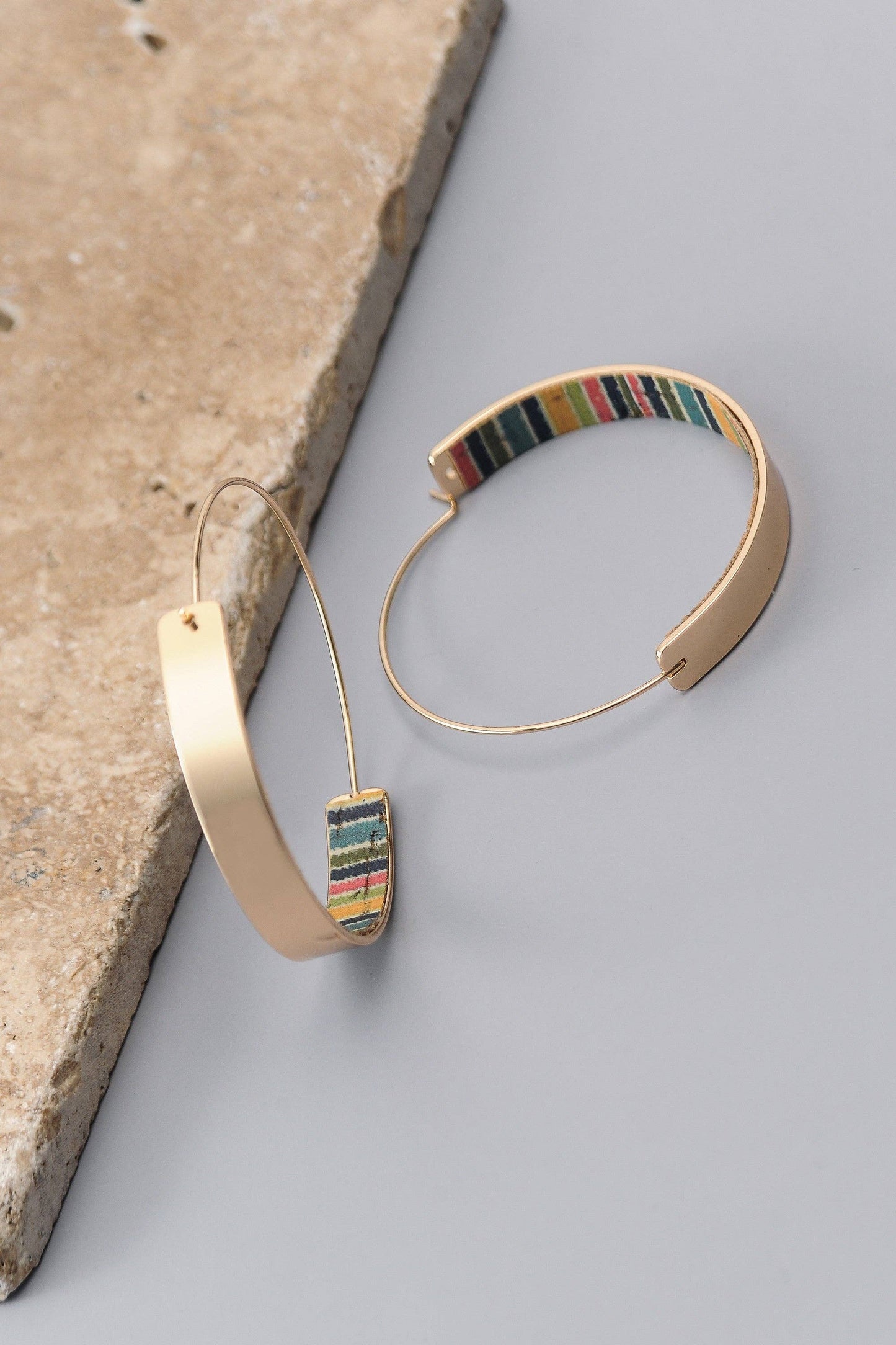 JOSSLYN by wall to wall - BRASS WIRE CORK PRINT HOOP EARRINGS | 10E3051250
