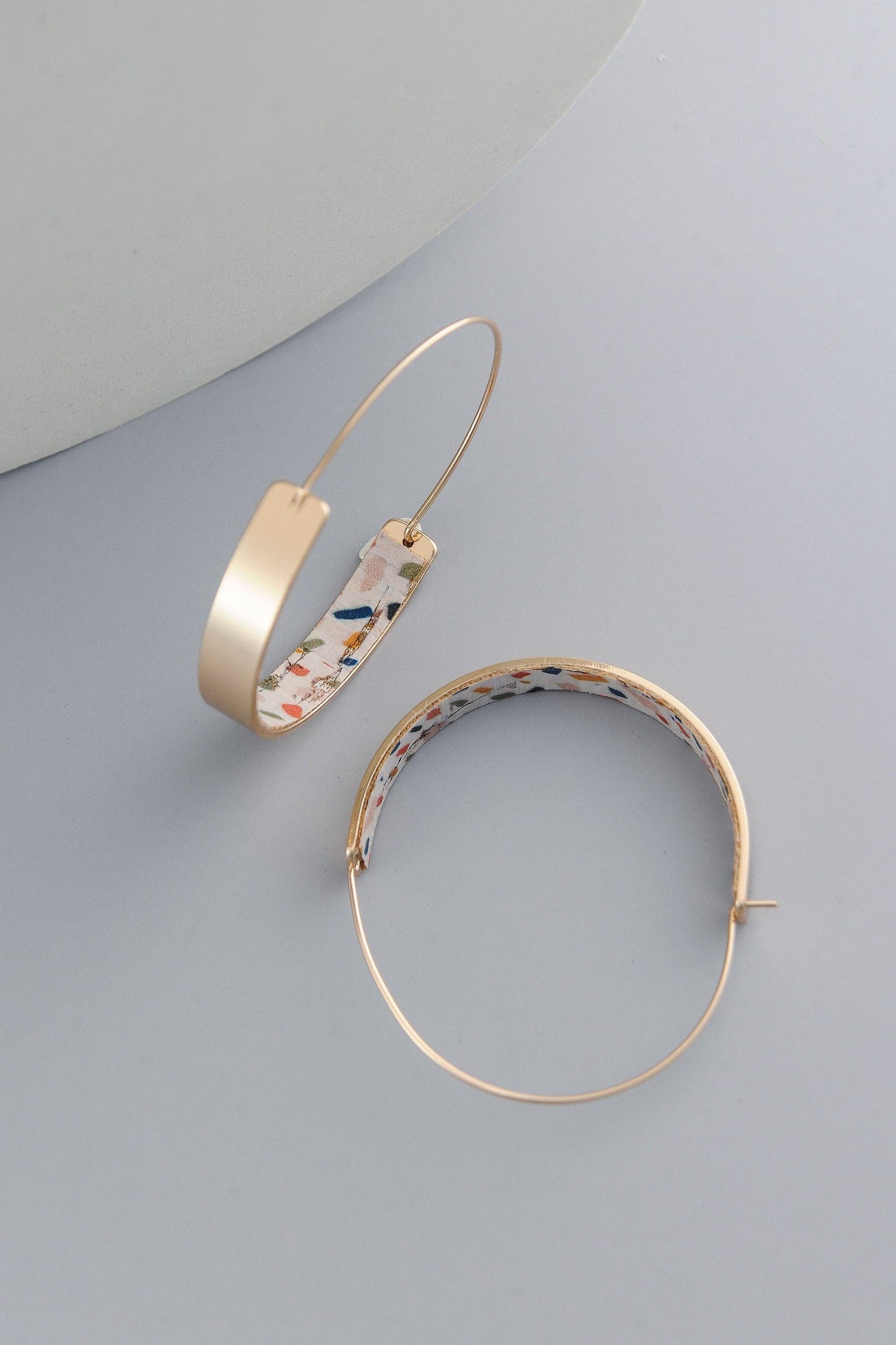 JOSSLYN by wall to wall - BRASS WIRE CORK PRINT HOOP EARRINGS | 10E3051250