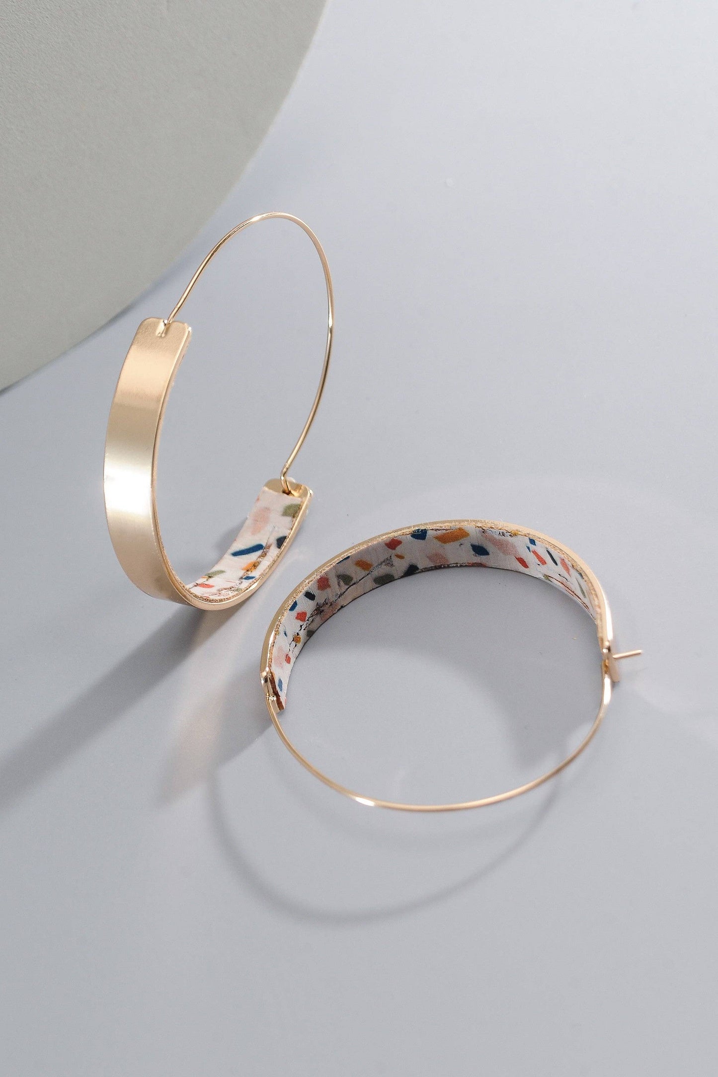 JOSSLYN by wall to wall - BRASS WIRE CORK PRINT HOOP EARRINGS | 10E3051250