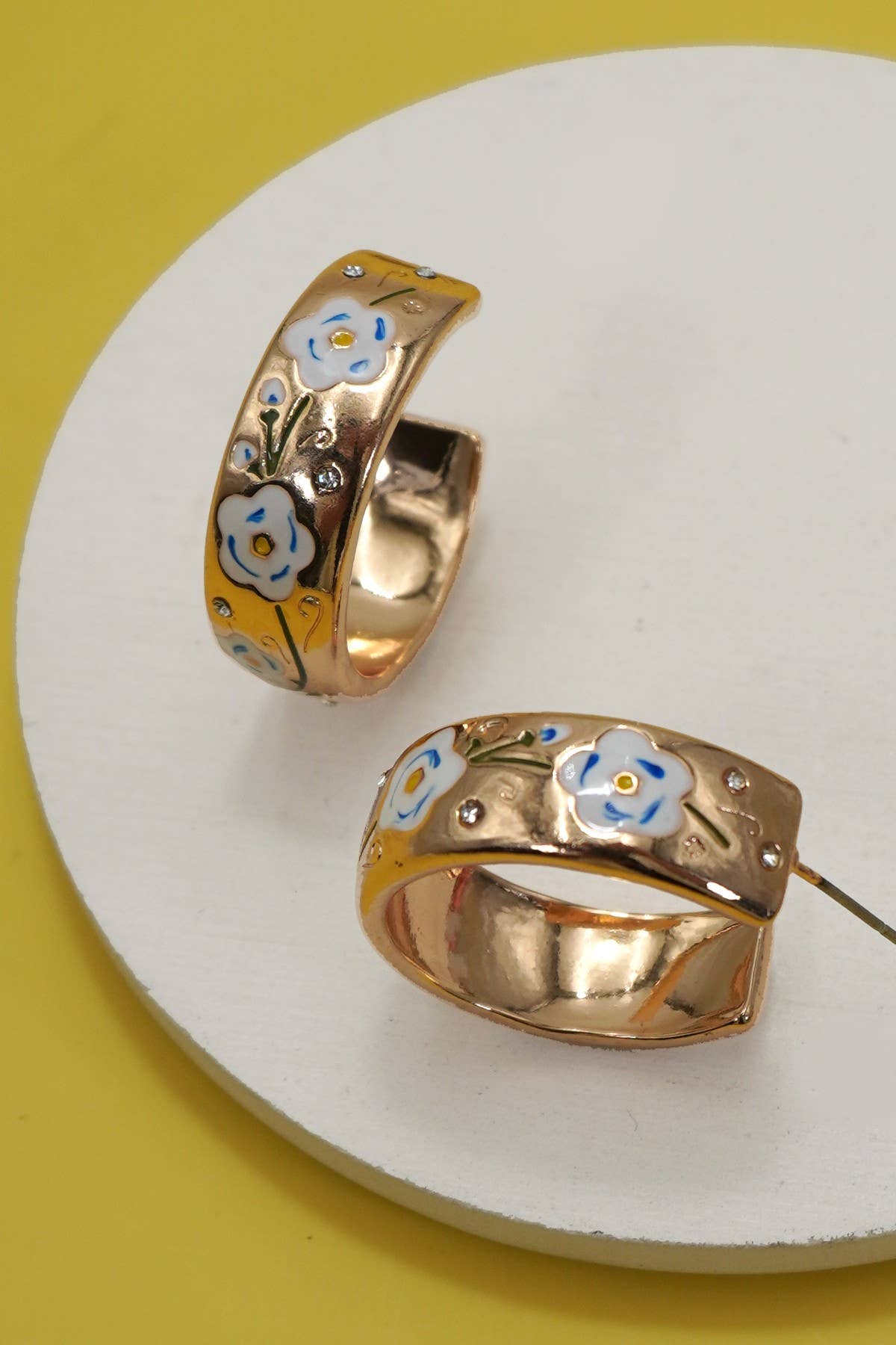 JOSSLYN by wall to wall - VINTAGE CLOISONNE FLORAL HUGGIE HOOP EARRINGS | 40E396