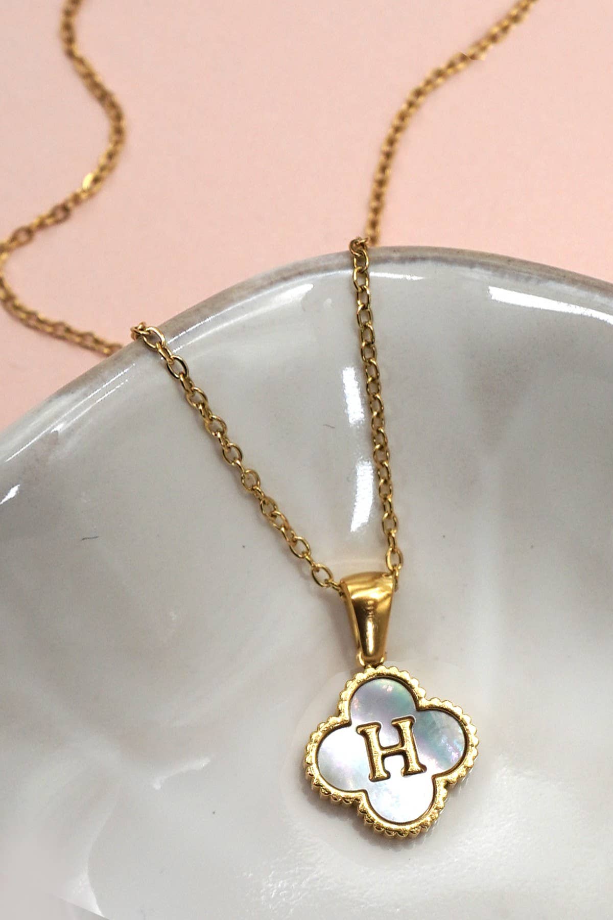 JOSSLYN by wall to wall - 18K STAINLESS STEEL MOP CLOVER INITIAL NECKLACE | 40NK9487