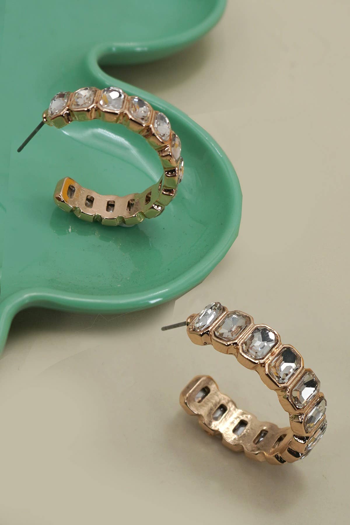 JOSSLYN by wall to wall - CLASSIC RHINESTONE HOOP EARRINGS | 80E61009