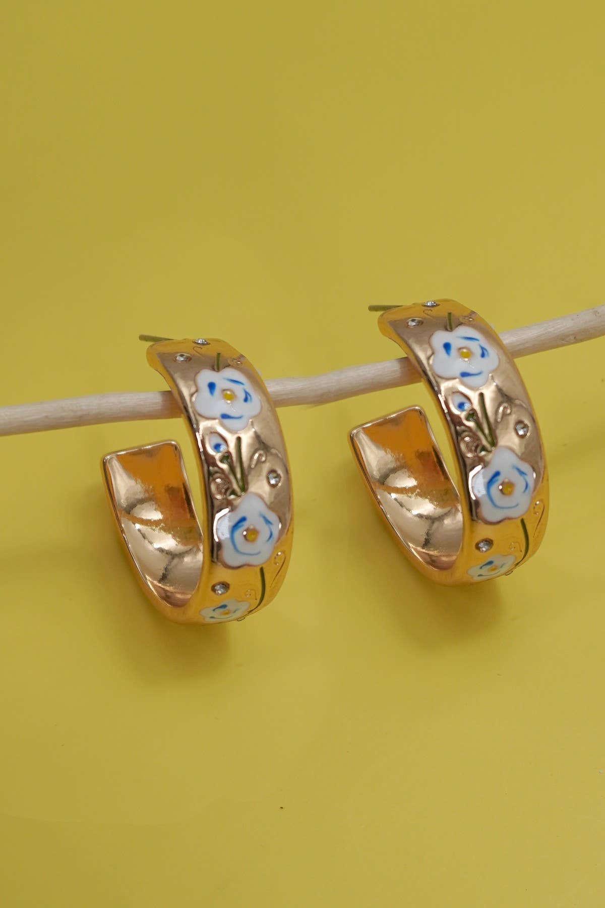 JOSSLYN by wall to wall - VINTAGE CLOISONNE FLORAL HUGGIE HOOP EARRINGS | 40E396