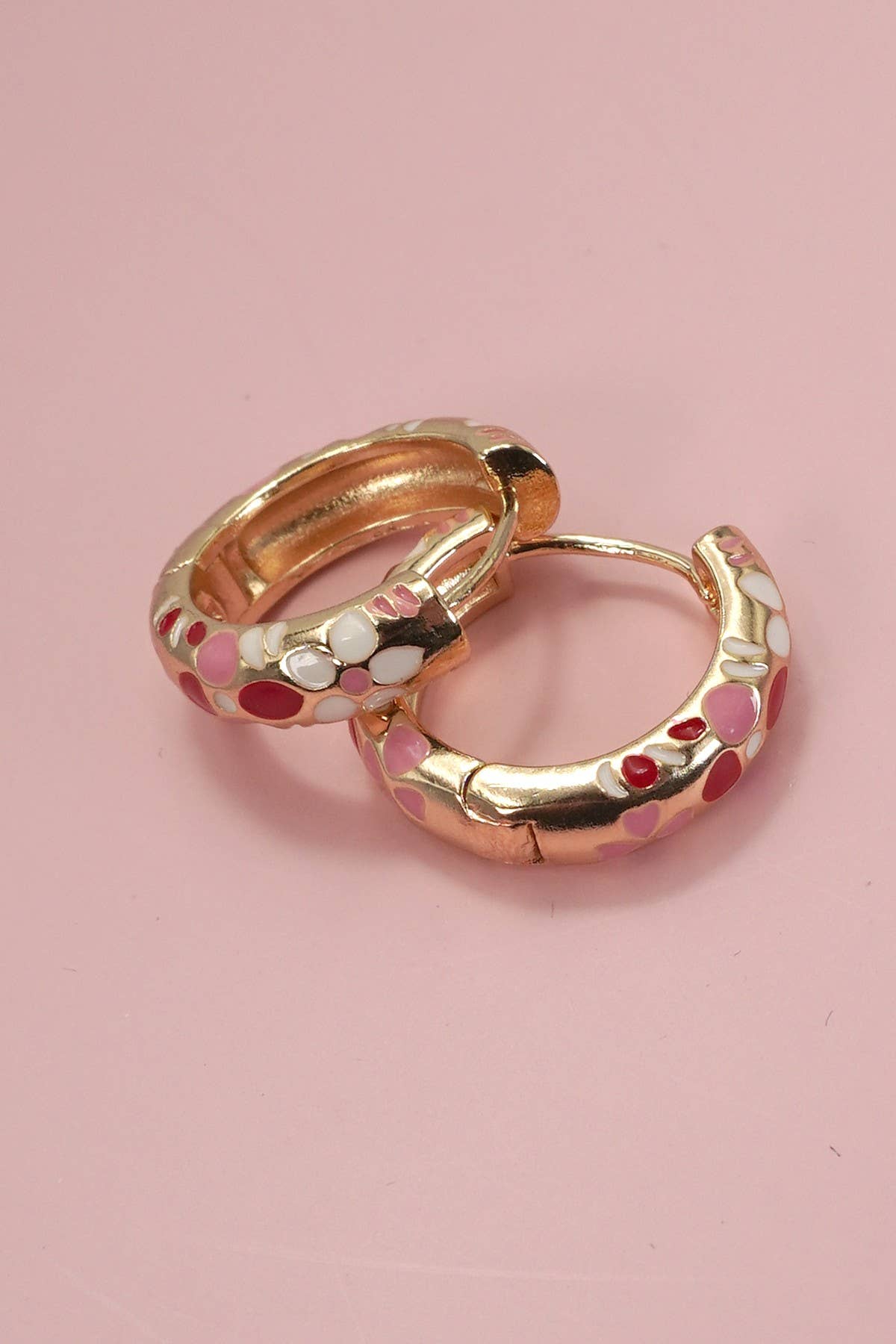 JOSSLYN by wall to wall - COLORFUL ENAMEL FLOWER HUGGIE HOOP EARRINGS | 40E359