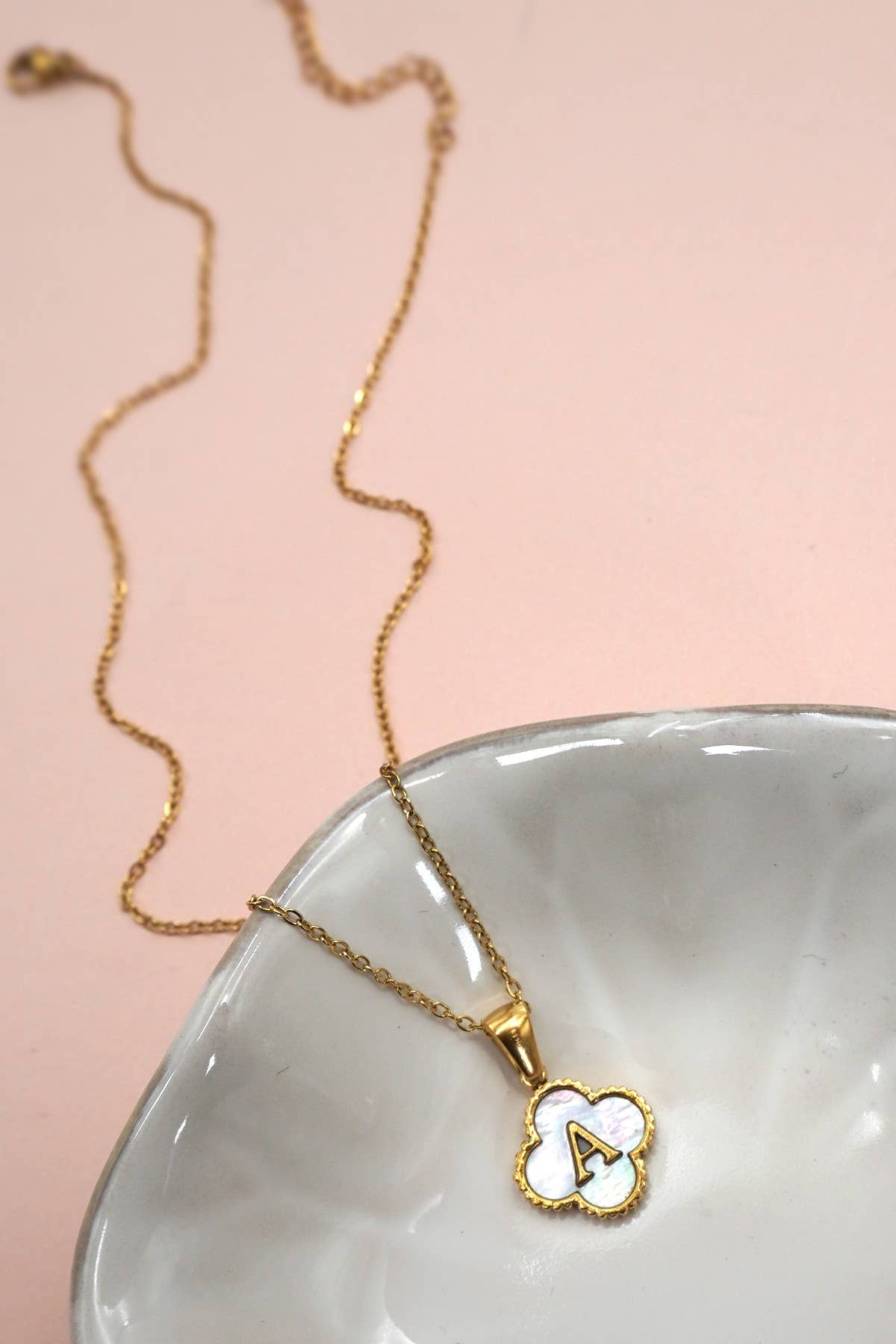 JOSSLYN by wall to wall - 18K STAINLESS STEEL MOP CLOVER INITIAL NECKLACE | 40NK9487