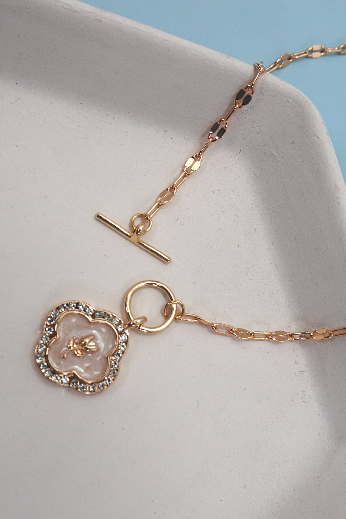 JOSSLYN by wall to wall - RHINESTONE ROSE FLOWER PEARL CHARM TOGGLE NECKLACE | 80N9201