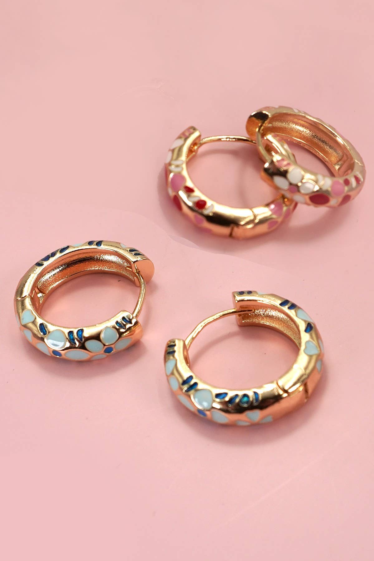 JOSSLYN by wall to wall - COLORFUL ENAMEL FLOWER HUGGIE HOOP EARRINGS | 40E359